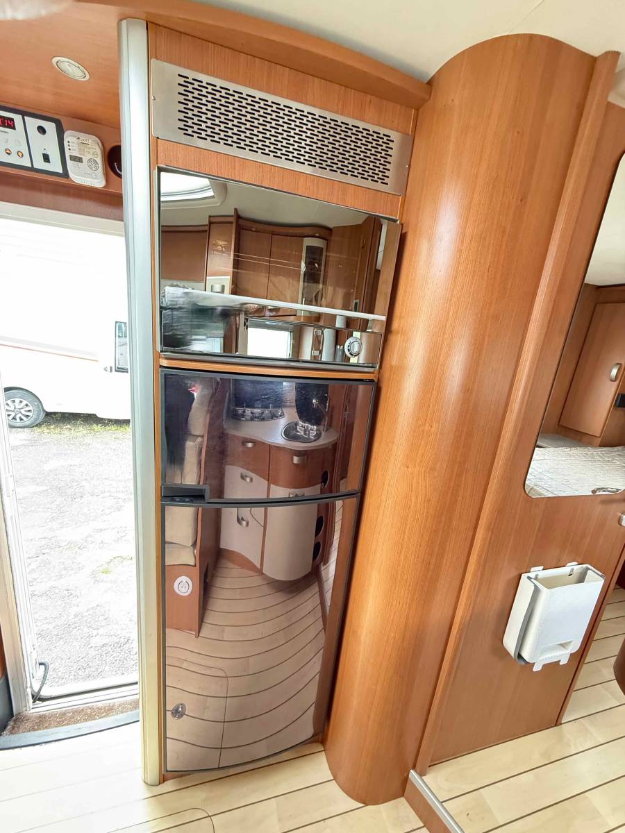 Camping-car intégral occasion, lit central et de pavillon, Pilote G 741 LC, chez Vacances et Loisirs à Roques proche de Toulouse (31)