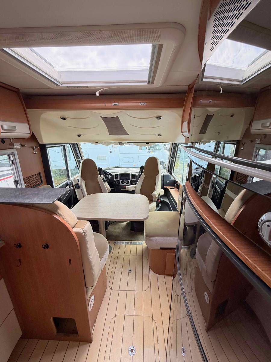 Camping-car intégral occasion, lit central et de pavillon, Pilote G 741 LC, chez Vacances et Loisirs à Roques proche de Toulouse (31)