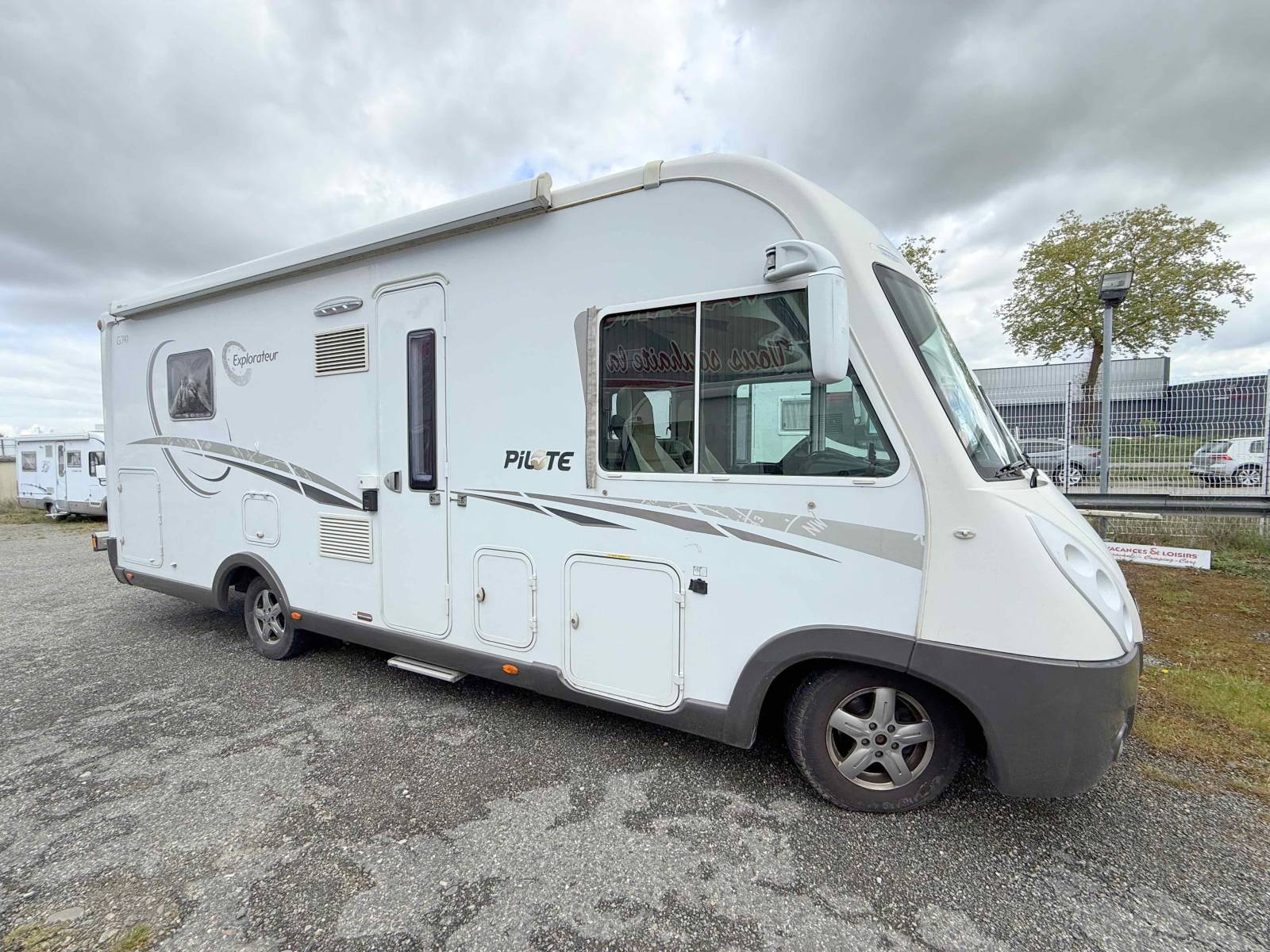 Camping-car intégral occasion, lit central et de pavillon, Pilote G 741 LC, chez Vacances et Loisirs à Roques proche de Toulouse (31)