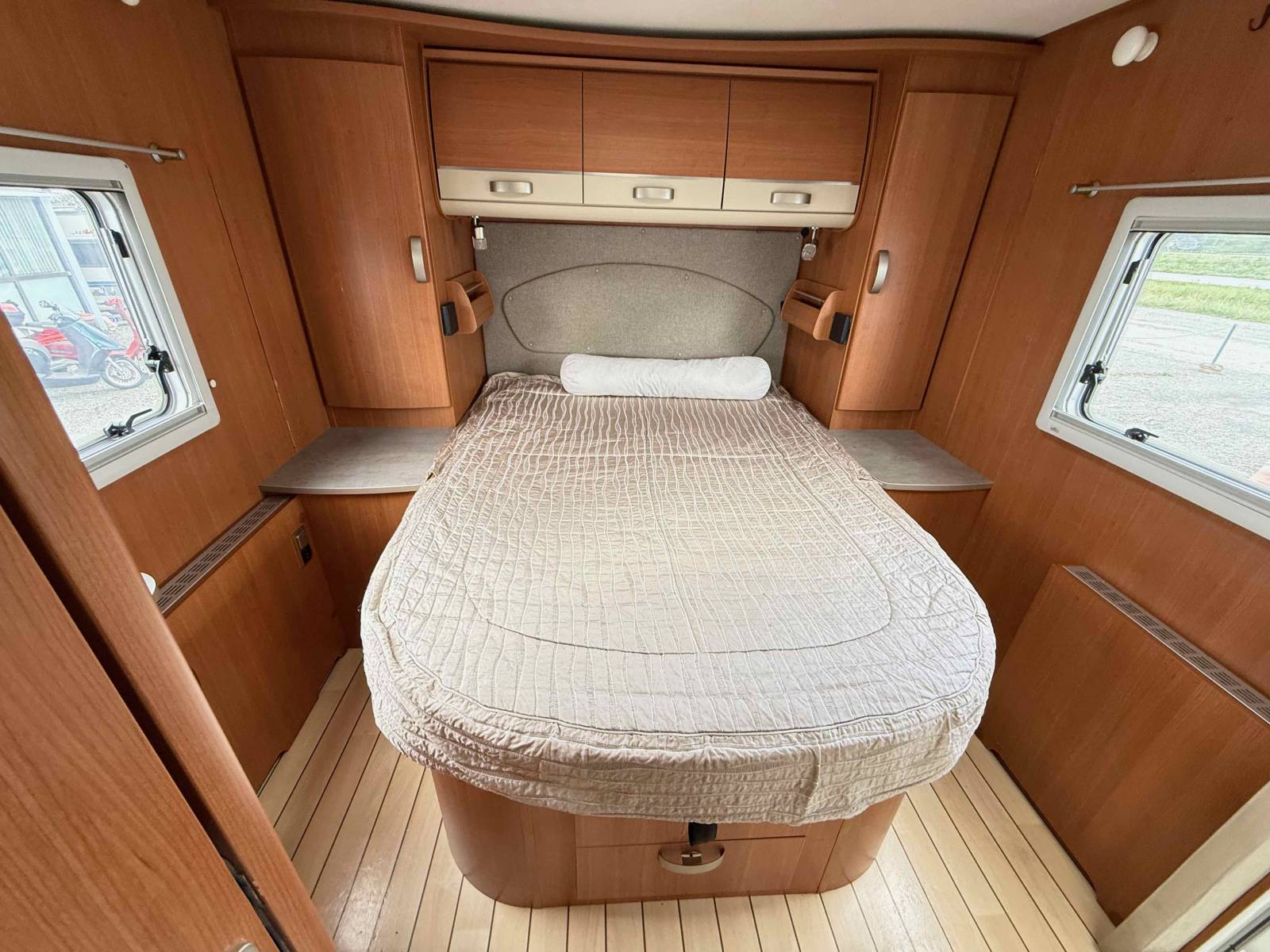 Camping-car intégral occasion, lit central et de pavillon, Pilote G 741 LC, chez Vacances et Loisirs à Roques proche de Toulouse (31)