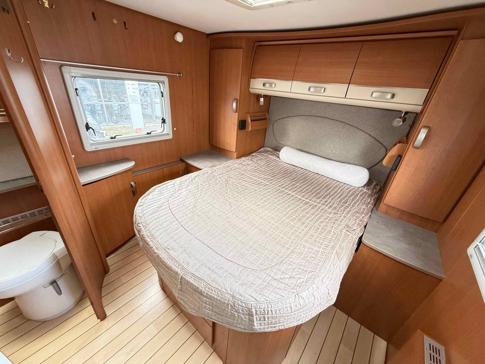 Camping-car intégral occasion, lit central et de pavillon, Pilote G 741 LC, chez Vacances et Loisirs à Roques proche de Toulouse (31)