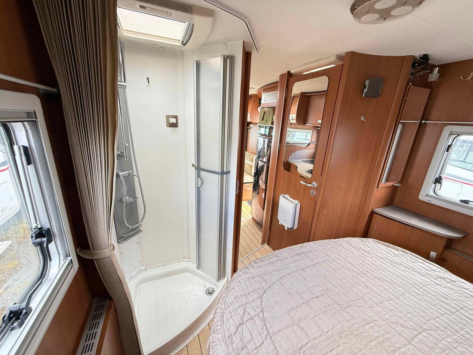 Camping-car intégral occasion, lit central et de pavillon, Pilote G 741 LC, chez Vacances et Loisirs à Roques proche de Toulouse (31)