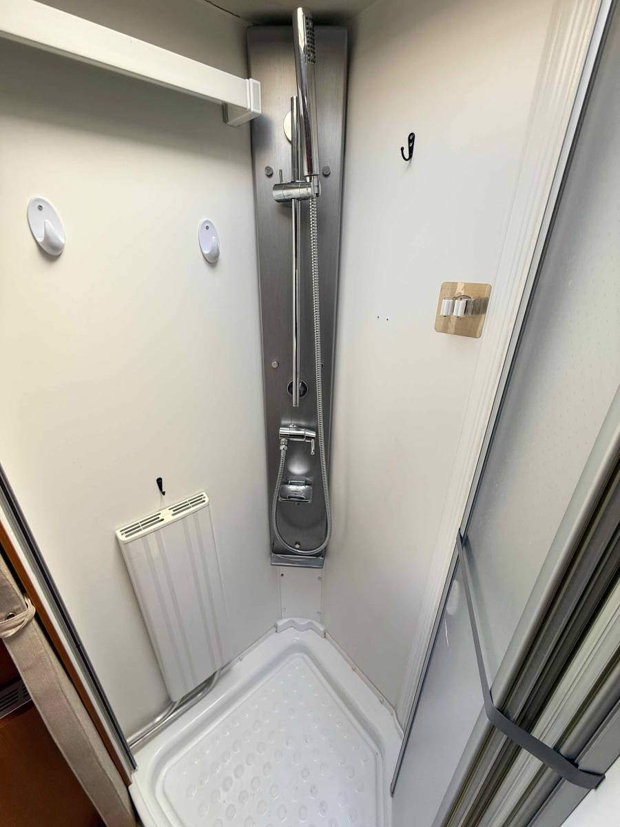 Camping-car intégral occasion, lit central et de pavillon, Pilote G 741 LC, chez Vacances et Loisirs à Roques proche de Toulouse (31)