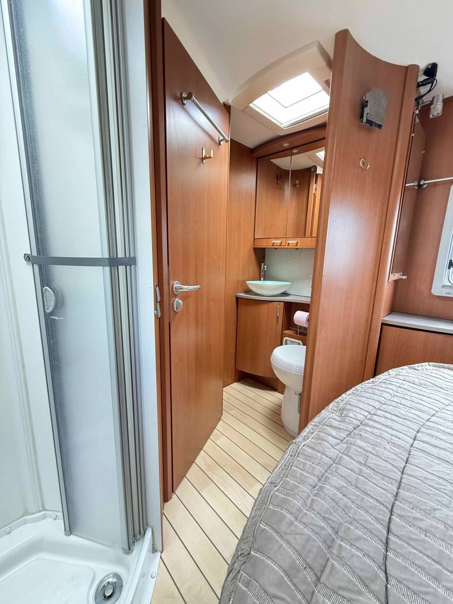 Camping-car intégral occasion, lit central et de pavillon, Pilote G 741 LC, chez Vacances et Loisirs à Roques proche de Toulouse (31)