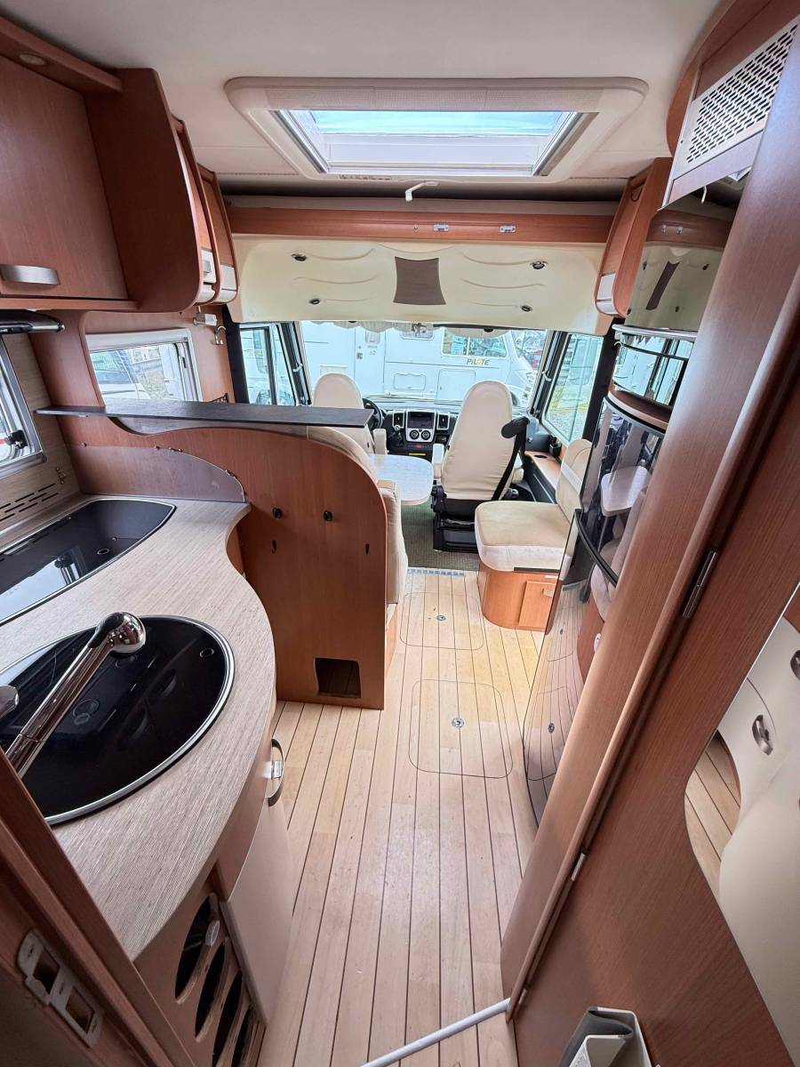 Camping-car intégral occasion, lit central et de pavillon, Pilote G 741 LC, chez Vacances et Loisirs à Roques proche de Toulouse (31)