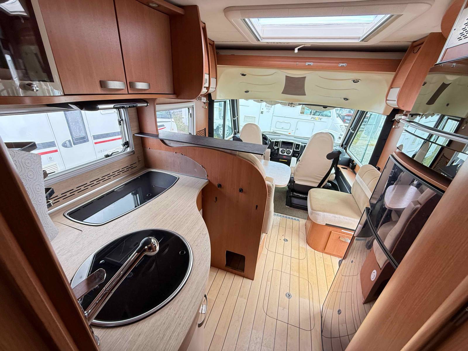 Camping-car intégral occasion, lit central et de pavillon, Pilote G 741 LC, chez Vacances et Loisirs à Roques proche de Toulouse (31)