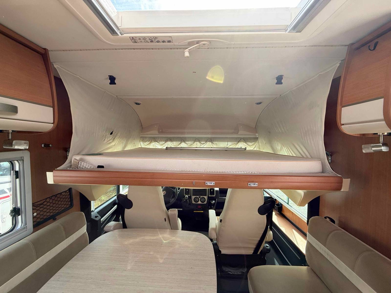 Camping-car intégral occasion, lit central et de pavillon, Pilote G 741 LC, chez Vacances et Loisirs à Roques proche de Toulouse (31)