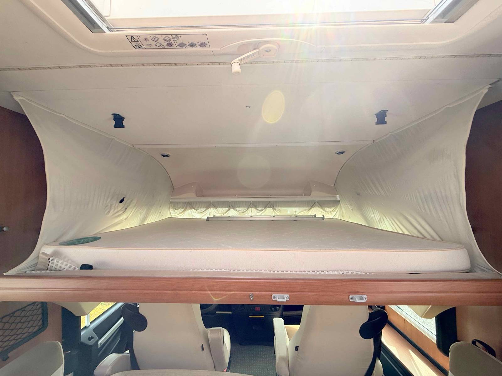 Camping-car intégral occasion, lit central et de pavillon, Pilote G 741 LC, chez Vacances et Loisirs à Roques proche de Toulouse (31)