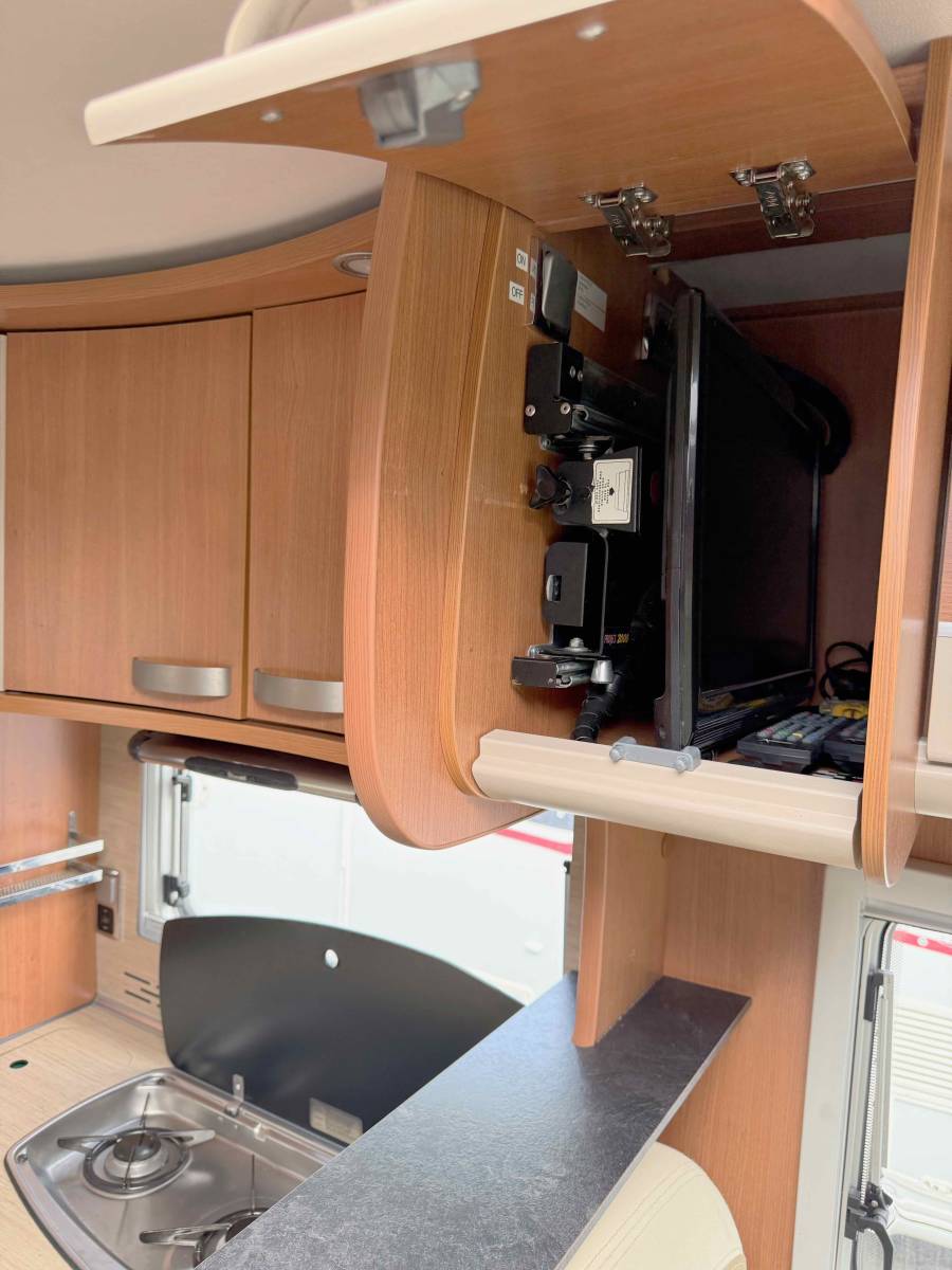 Camping-car intégral occasion, lit central et de pavillon, Pilote G 741 LC, chez Vacances et Loisirs à Roques proche de Toulouse (31)