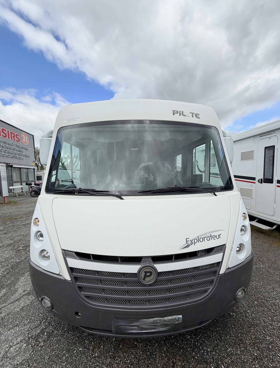 Camping-car intégral occasion, lit central et de pavillon, Pilote G 741 LC, chez Vacances et Loisirs à Roques proche de Toulouse (31)