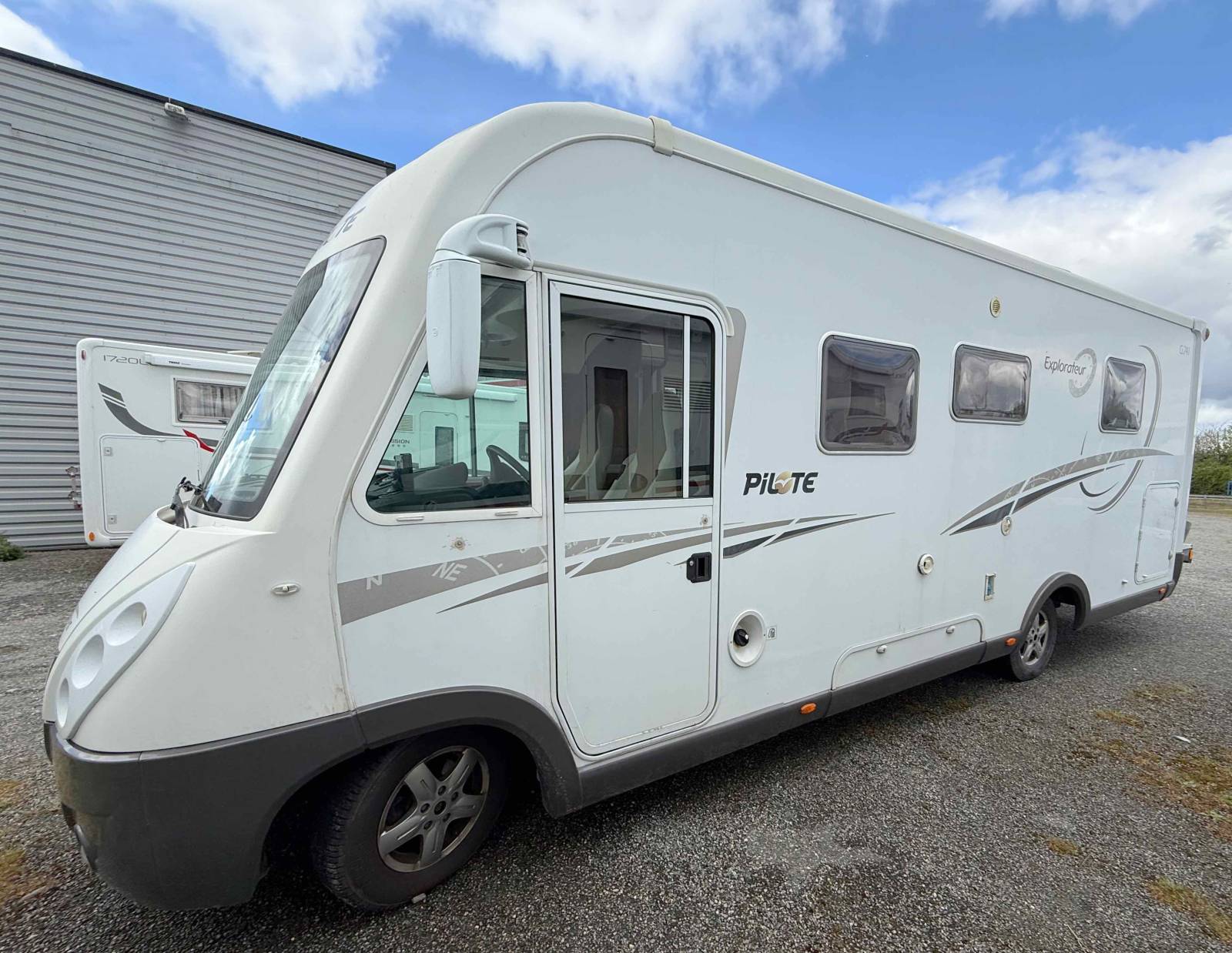 Camping-car intégral occasion, lit central et de pavillon, Pilote G 741 LC, chez Vacances et Loisirs à Roques proche de Toulouse (31)