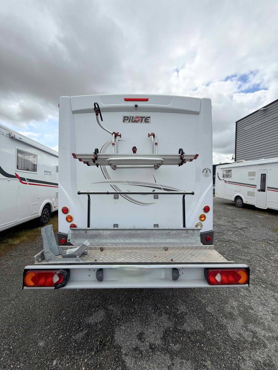 Camping-car intégral occasion, lit central et de pavillon, Pilote G 741 LC, chez Vacances et Loisirs à Roques proche de Toulouse (31)