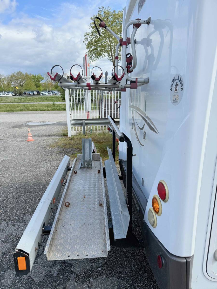 Camping-car intégral occasion, lit central et de pavillon, Pilote G 741 LC, chez Vacances et Loisirs à Roques proche de Toulouse (31)