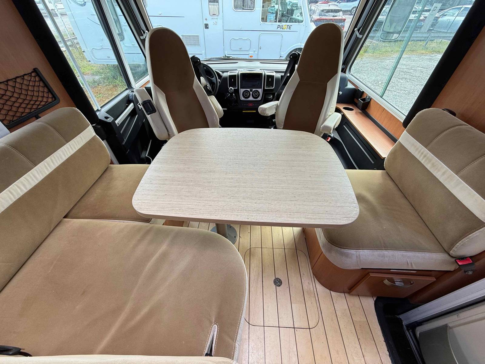 Camping-car intégral occasion, lit central et de pavillon, Pilote G 741 LC, chez Vacances et Loisirs à Roques proche de Toulouse (31)