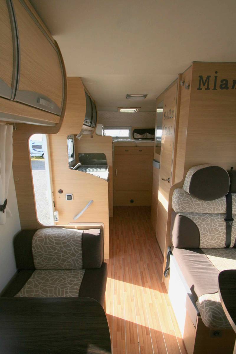 Vacances et Loisirs, le spécialiste du camping-car occasion en Midi-Pyrénées vous propose de visiter un Camping-car capucine occasion, 5 places, 7 couchages, Roller Team Granduca GT, à Roques proche de Toulouse (Midi-Pyrénées).