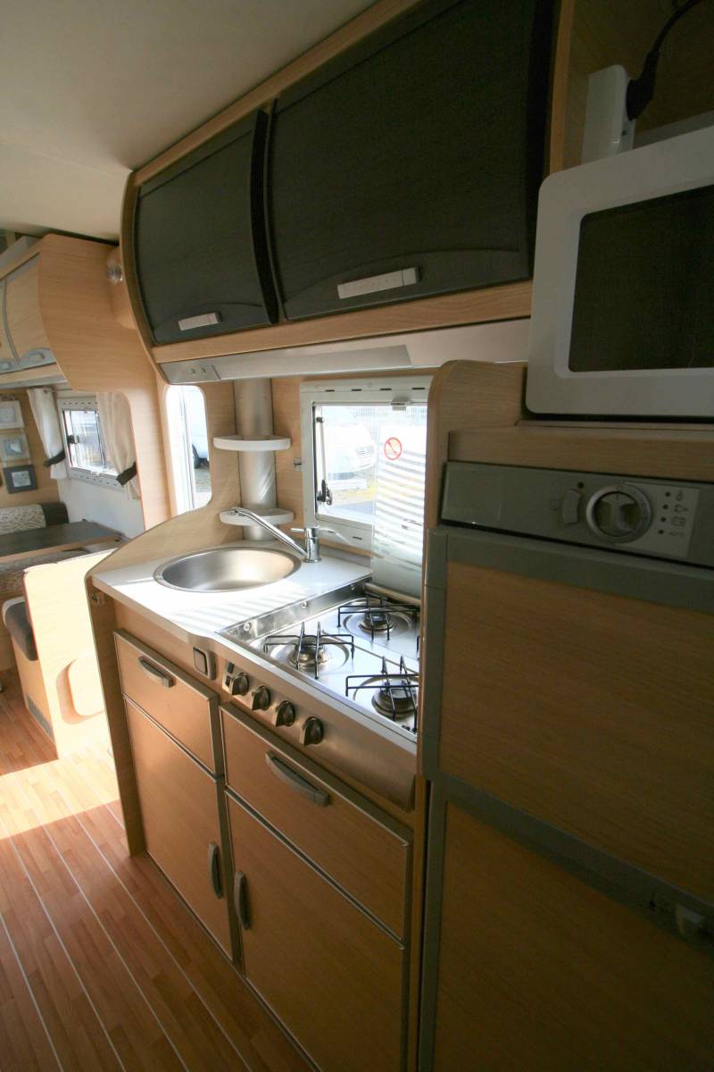 Vacances et Loisirs, le spécialiste du camping-car occasion en Midi-Pyrénées vous propose de visiter un Camping-car capucine occasion, 5 places, 7 couchages, Roller Team Granduca GT, à Roques proche de Toulouse (Midi-Pyrénées).