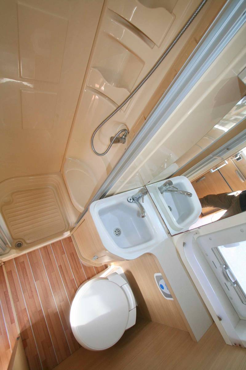 Camping-car capucine occasion, 5 places, 7 couchages, Roller Team Granduca GT, à Roques proche de Toulouse (Midi-Pyrénées)