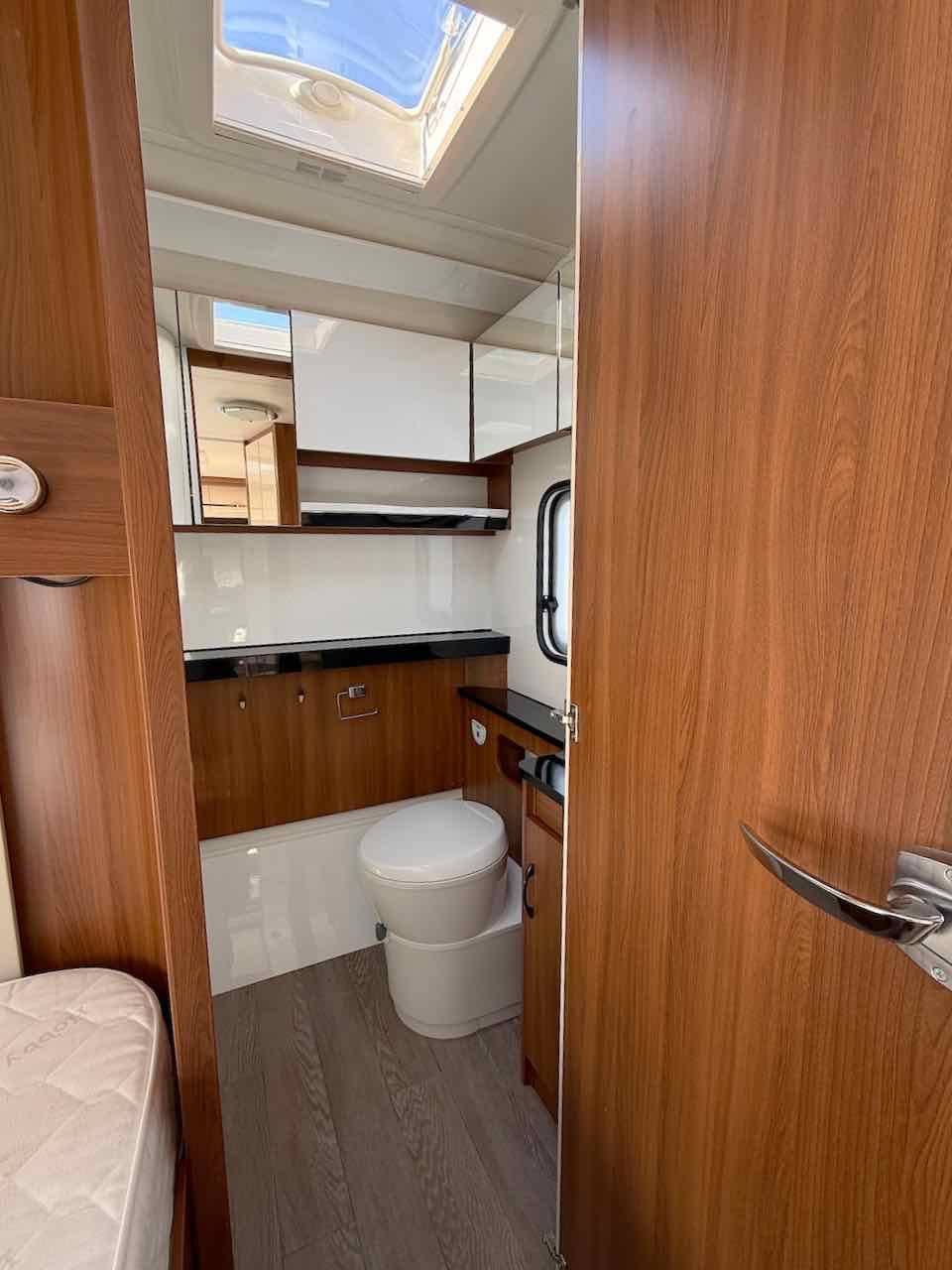 Caravane occasion, lit à la française, 4 couchages, Hobby 560 WFU, à Roques proche de Toulouse (31)