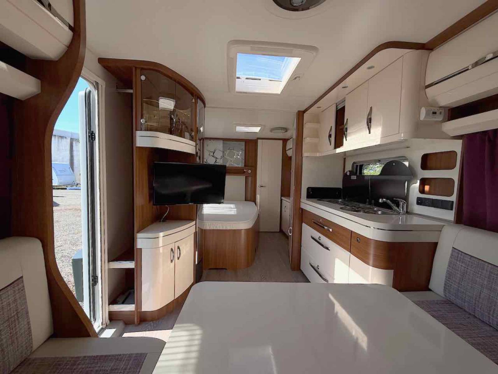 Achat Caravane occasion, lit à la française, 4 couchages, Hobby 560 WFU, à Roques proche de Toulouse (31)