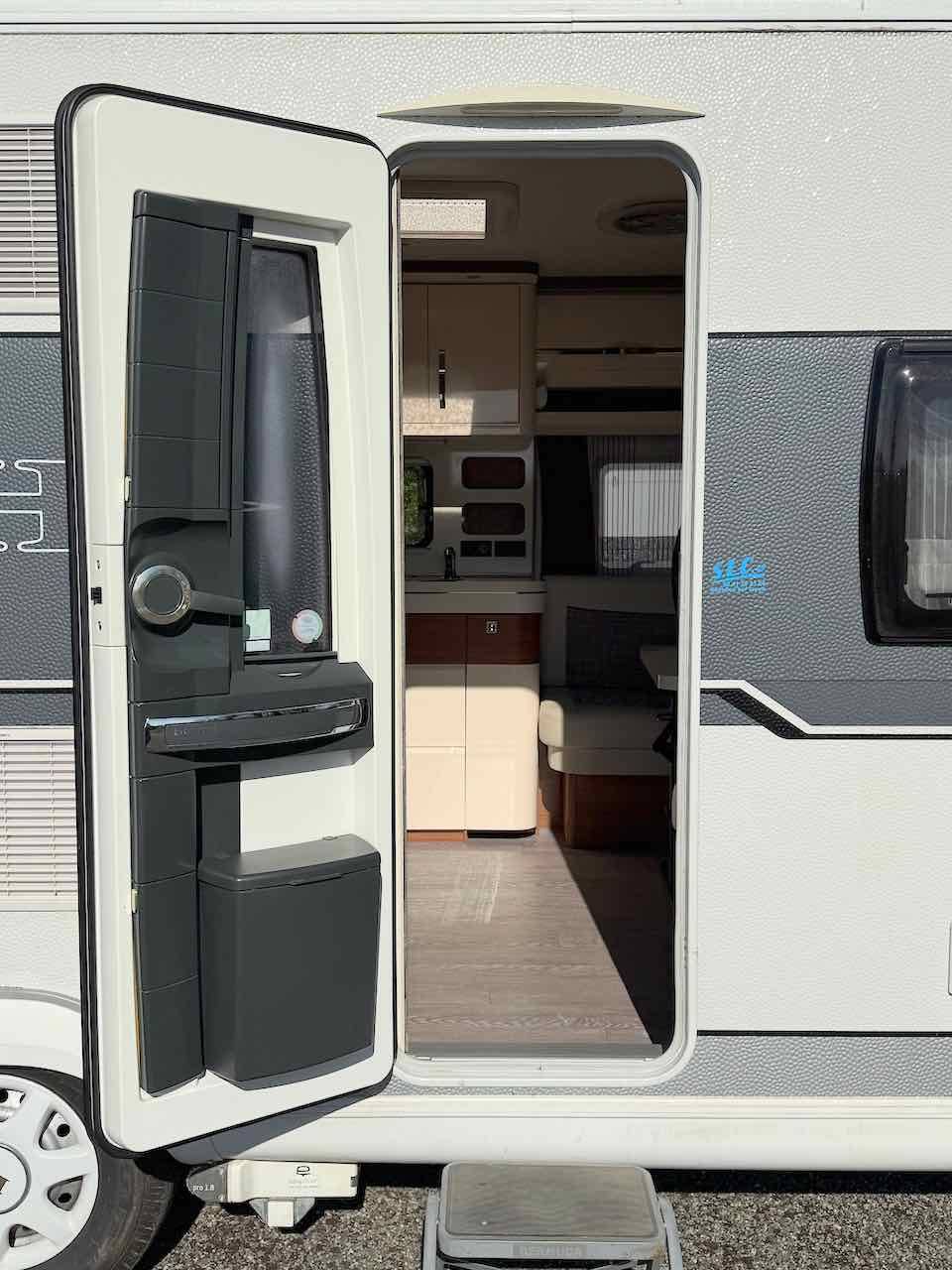 Achat Caravane occasion, lit à la française, 4 couchages, Hobby 560 WFU, à Roques proche de Toulouse (31)