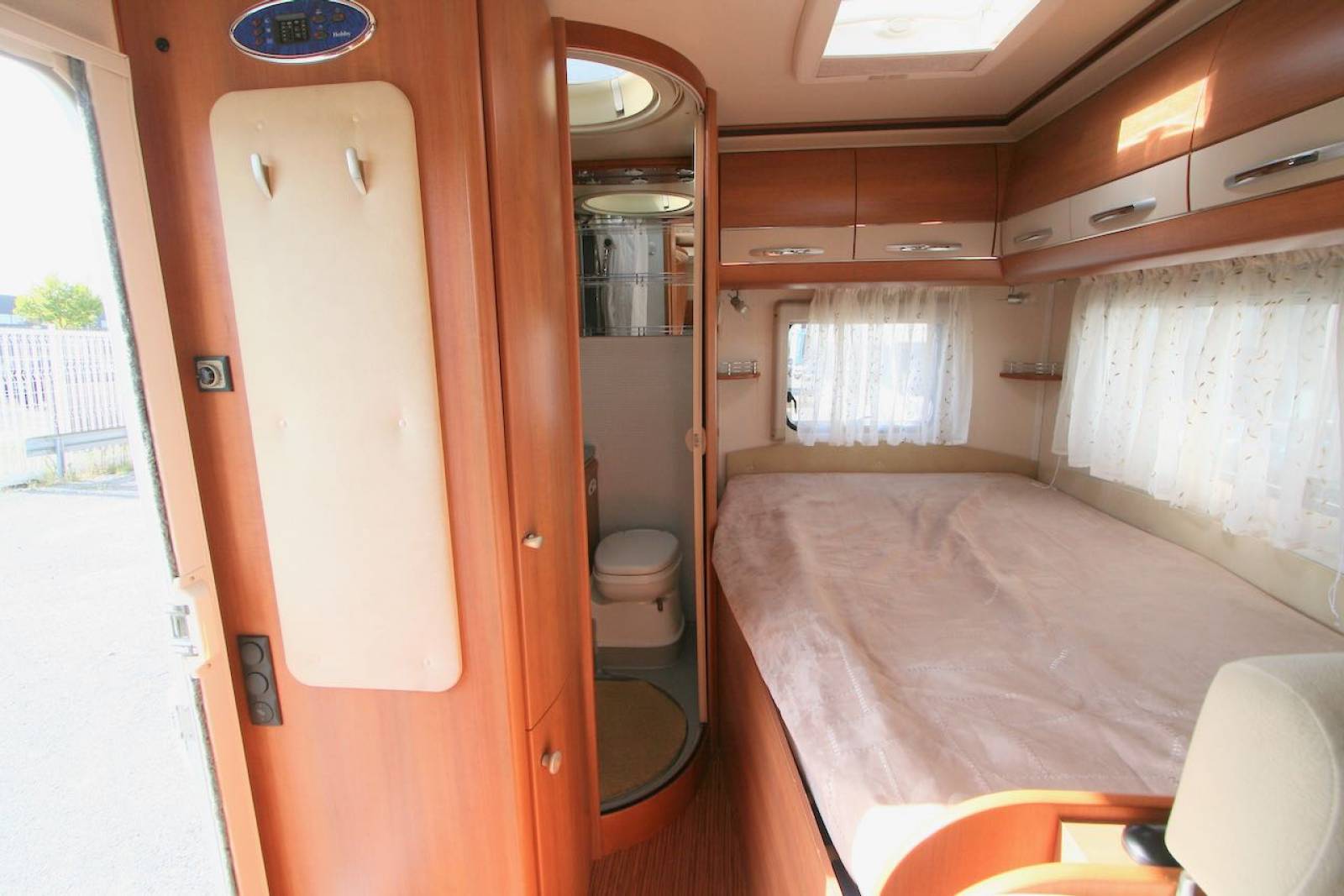 Achat Camping-car capucine occasion, lit à la française, 4 places, Hobby Siesta 555, à Roques proche Toulouse (31)