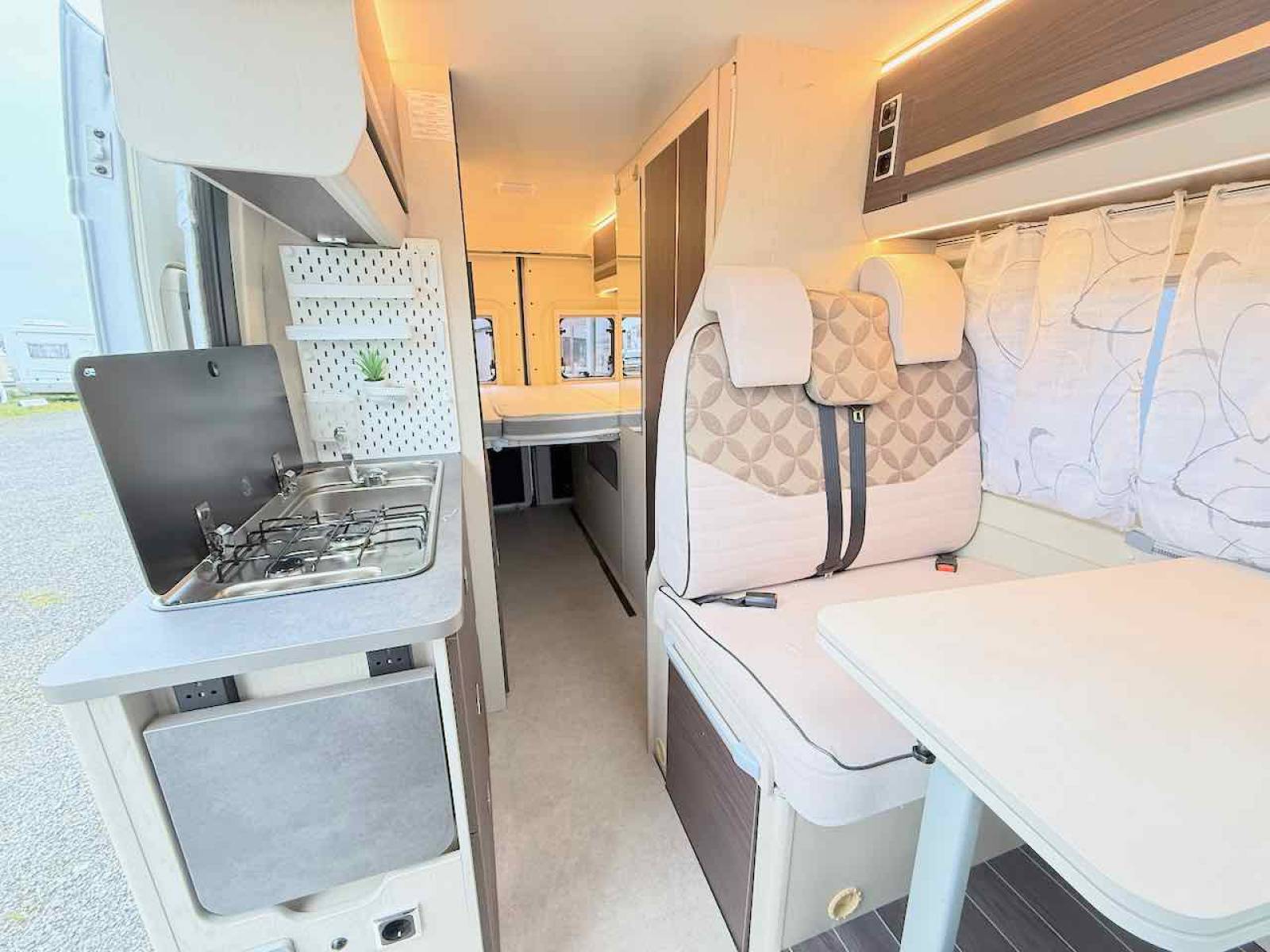 Achat Fourgon aménagé occasion, moins de 6 m, 3 couchages, récent, Rimor Horus 38, à Roques proche de Toulouse (31)