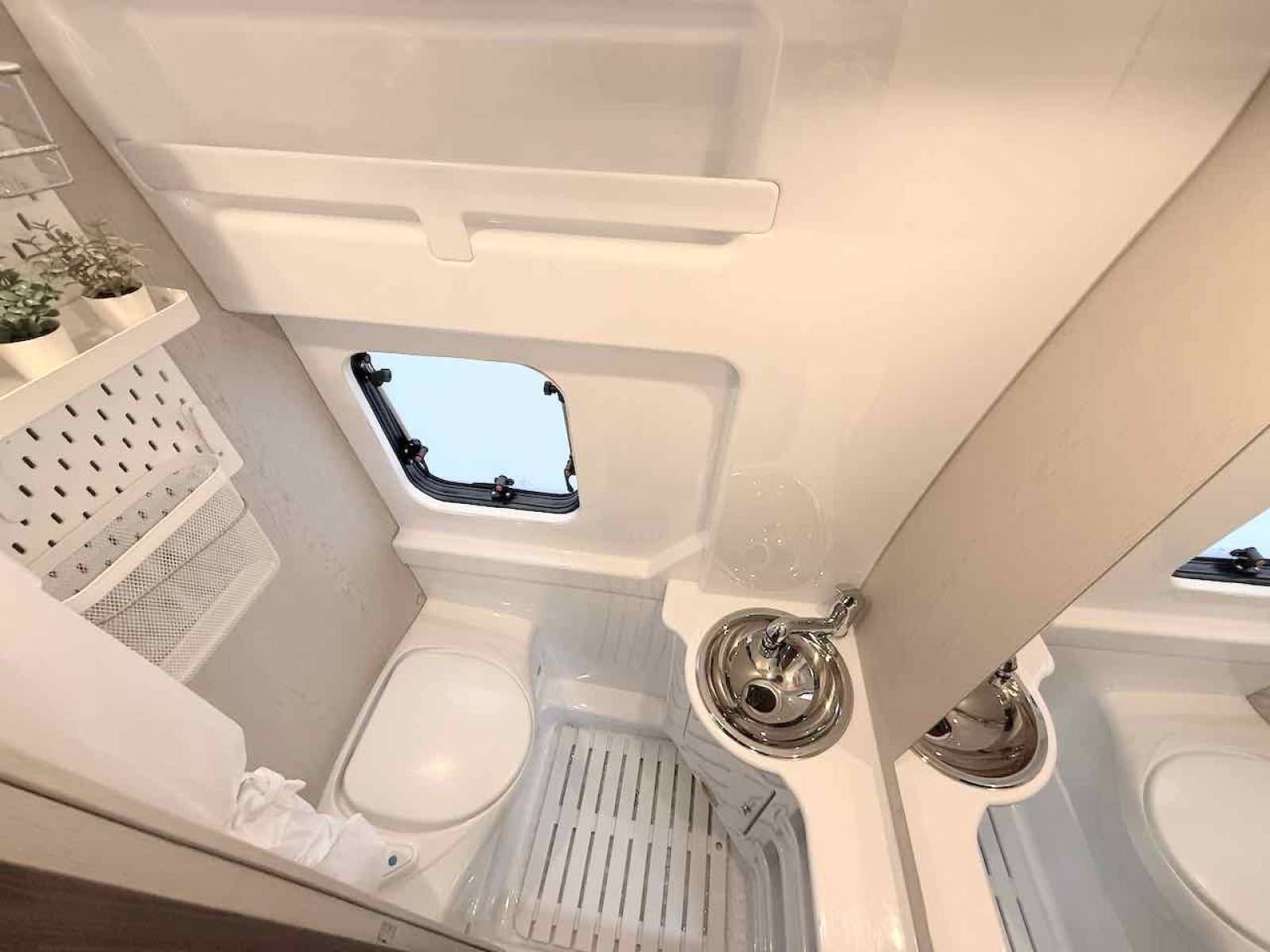 Fourgon aménagé occasion, moins de 6 m, 3 couchages, récent, Rimor Horus 38, à Roques proche de Toulouse (31)