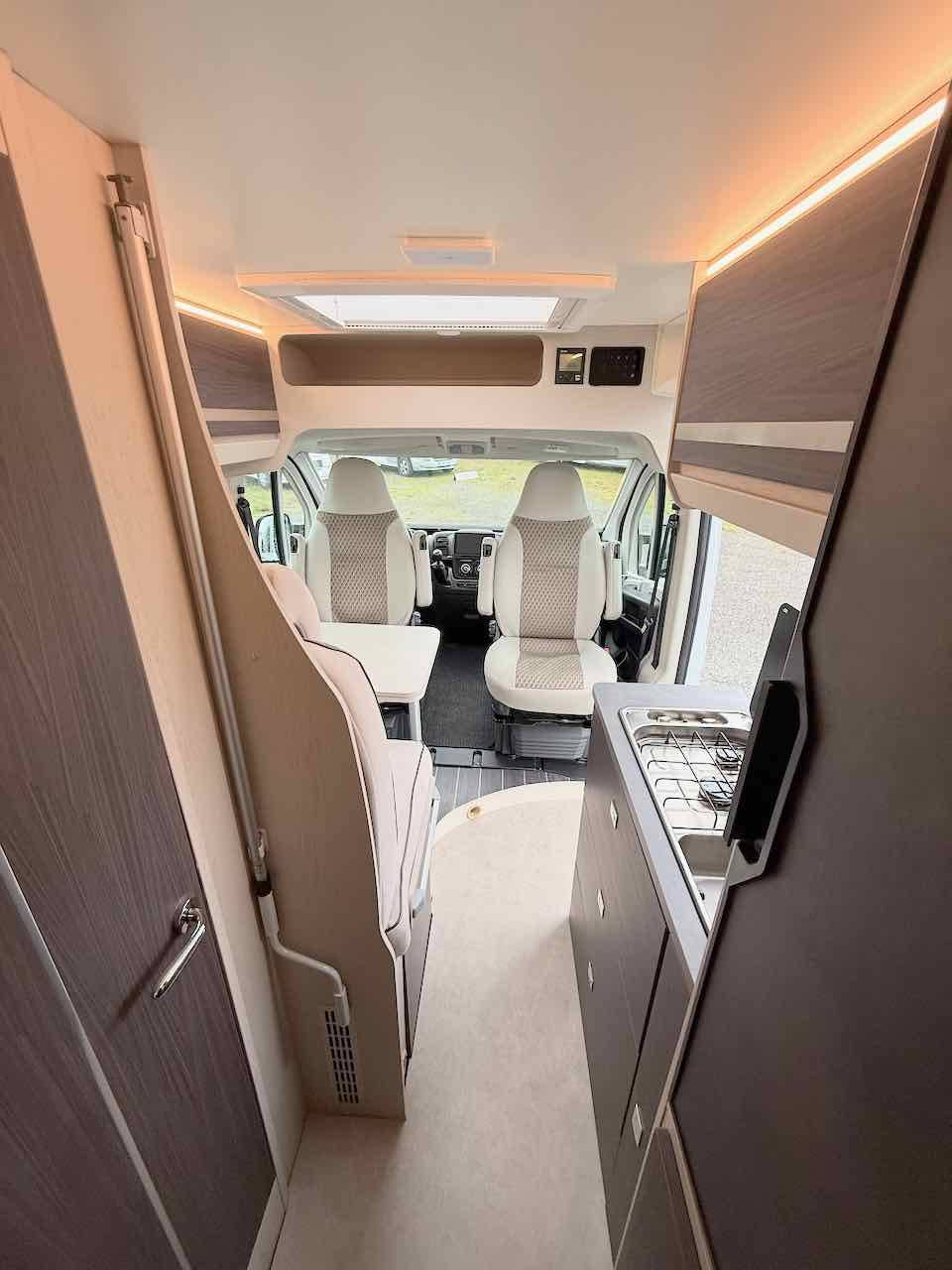 Vend Fourgon aménagé occasion, moins de 6 m, 3 couchages, récent, Rimor Horus 38, à Roques proche de Toulouse (31)