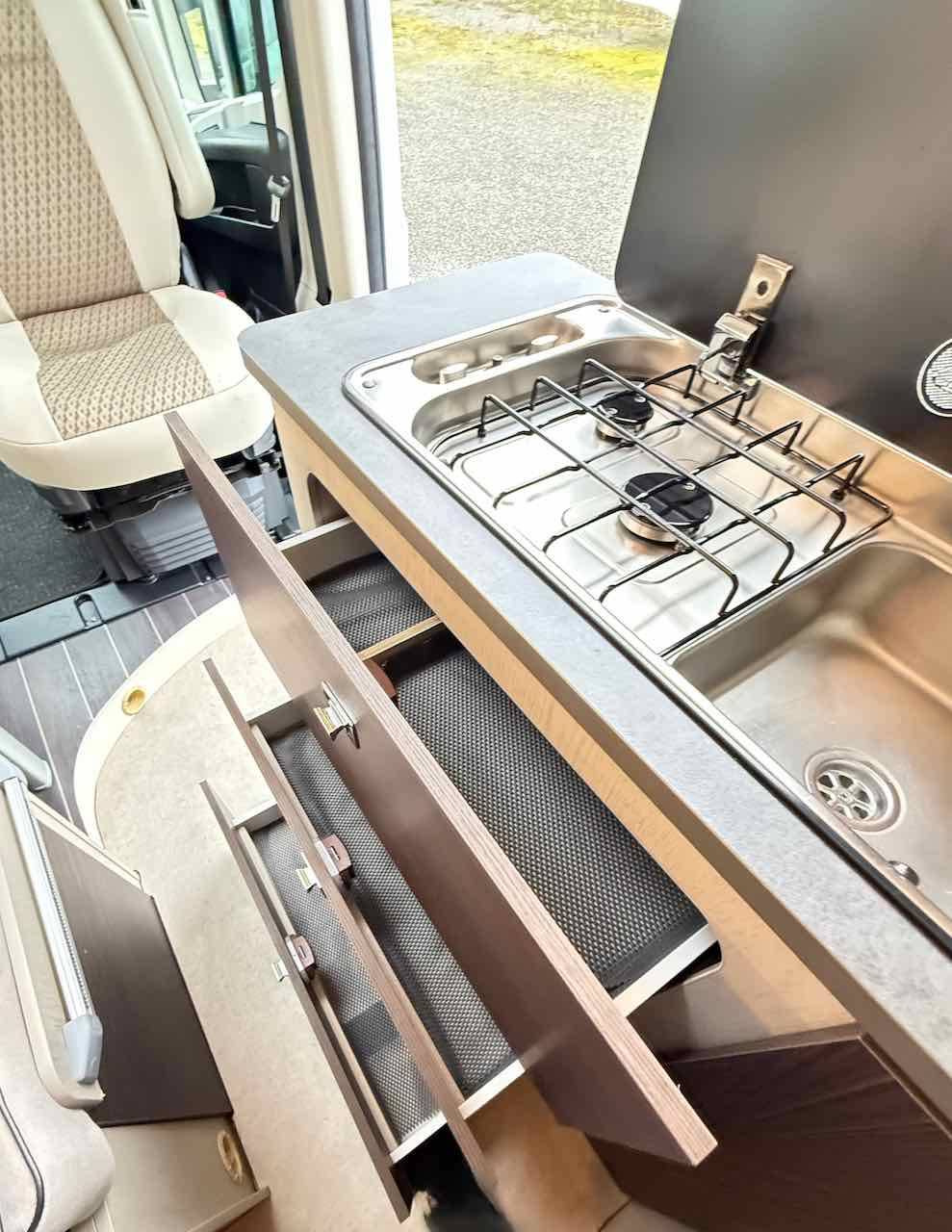 Vend Fourgon aménagé occasion, moins de 6 m, 3 couchages, récent, Rimor Horus 38, à Roques proche de Toulouse (31)