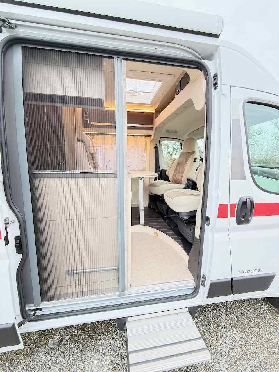 Achat Fourgon aménagé occasion, moins de 6 m, 3 couchages, récent, Rimor Horus 38, à Roques proche de Toulouse (31)