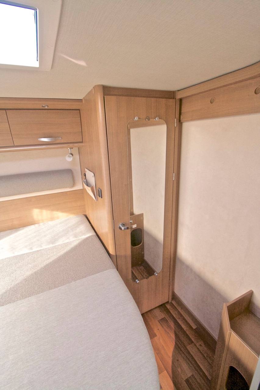 Camping-car occasion profilé Hymermobil Tramp T 598, lit de milieu, peu de kilomètres, à Roques près Toulouse (31), midi-pyrénées