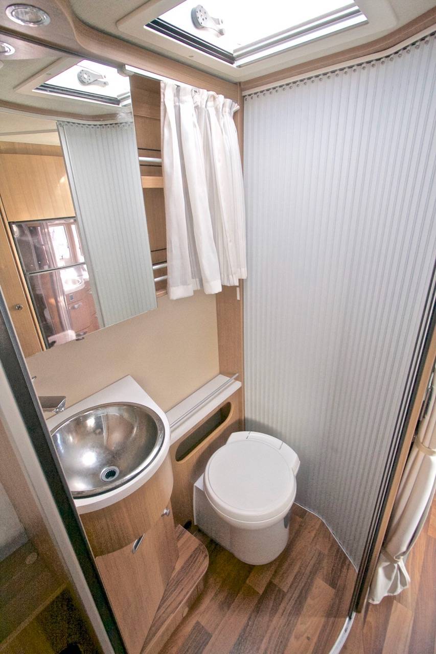 Camping-car occasion profilé Hymermobil Tramp T 598, lit de milieu, peu de kilomètres, à Roques près Toulouse (31), midi-pyrénées