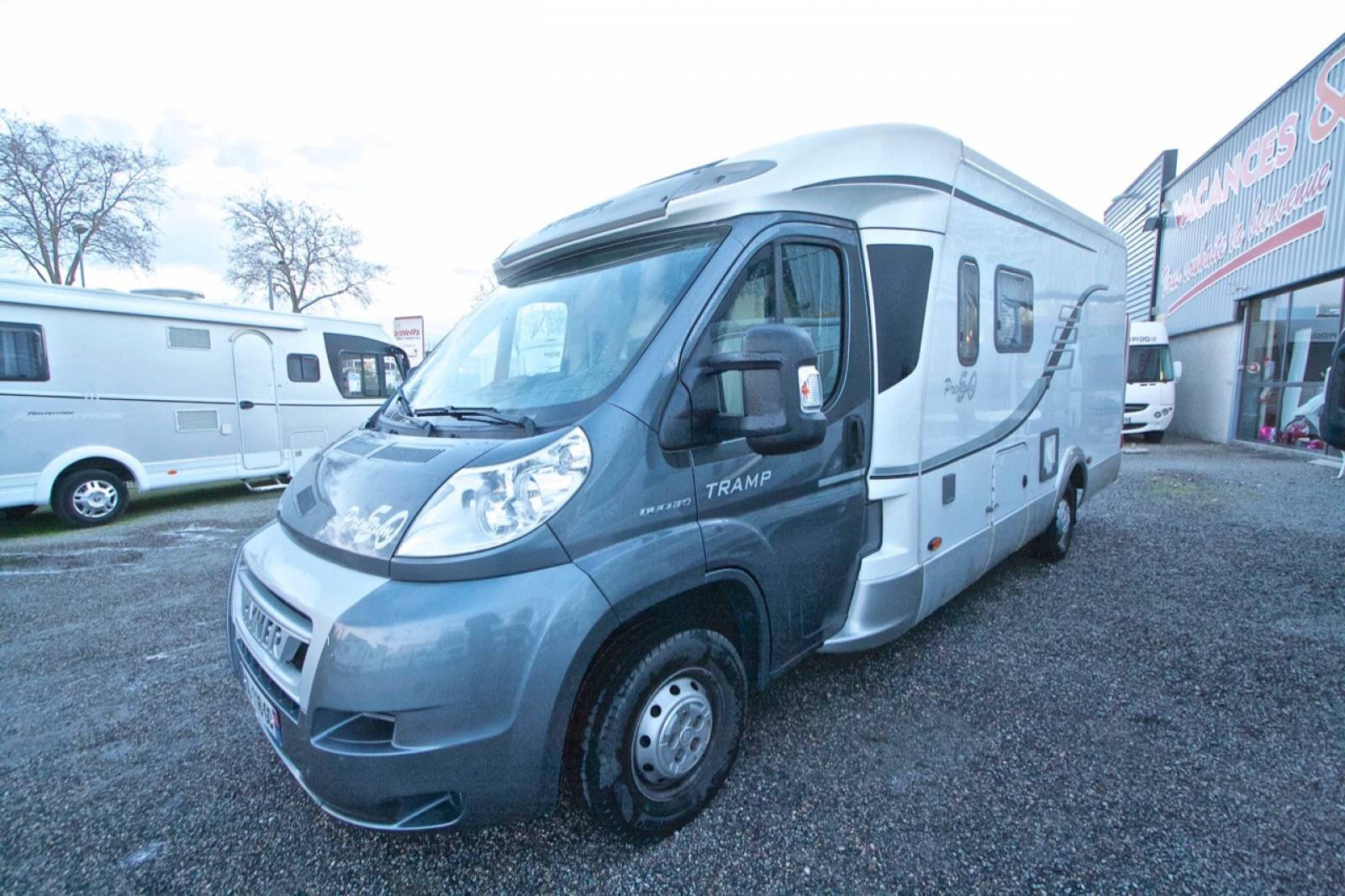 Camping-car occasion profilé Hymermobil Tramp T 598, lit de milieu, peu de kilomètres, à Roques près Toulouse (31)