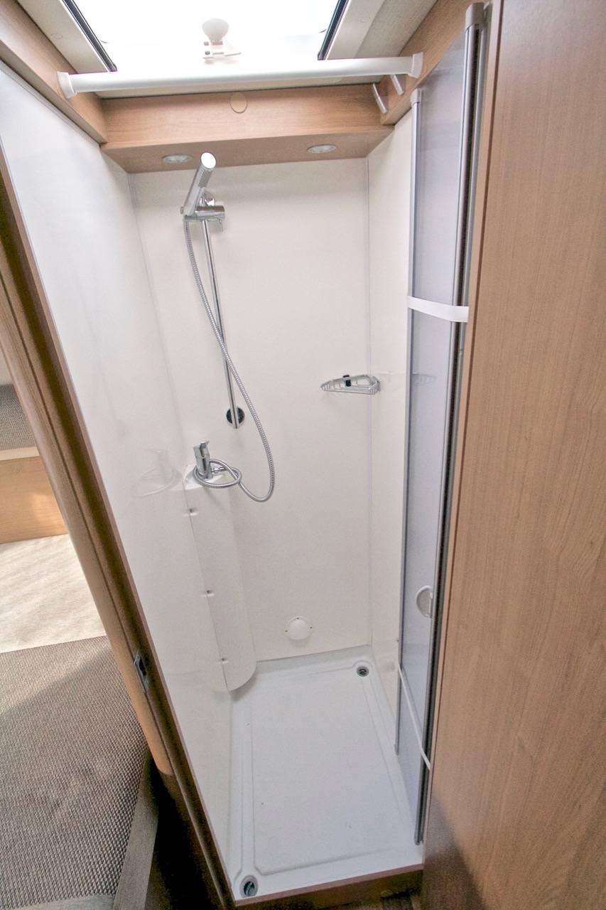 Camping-car occasion profilé Hymermobil Tramp T 598, lit de milieu, peu de kilomètres, à Roques près Toulouse (31), midi-pyrénées