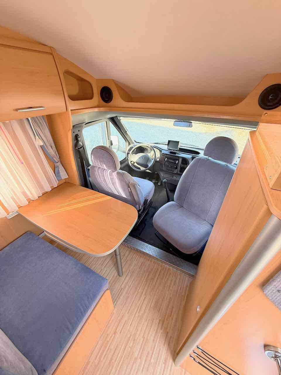 Camping-car Profilé Occasion, lit sur soute, pour deux, moins de 7 m, la taille d'un fourgon, petit prix, Hymer Van 522, chez Vacances et loisirs, spécialiste du camping-car d'occasion à Roques, proche de Toulouse (31)