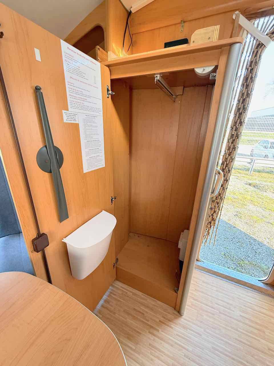 Vend Camping-car Profilé Occasion, lit sur soute, pour deux, moins de 6 m, petit prix, Hymer Van 522, à Roques, proche de Toulouse (31)