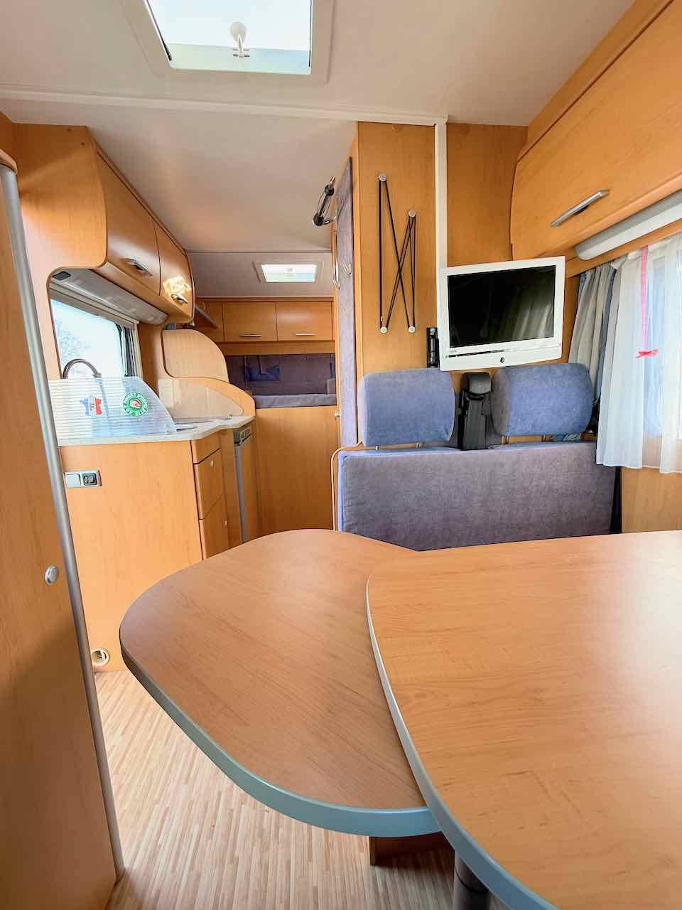 Camping-car Profilé Occasion, lit sur soute, pour deux, moins de 7 m, la taille d'un fourgon, petit prix, Hymer Van 522, chez Vacances et loisirs, spécialiste du camping-car d'occasion à Roques, proche de Toulouse (31)