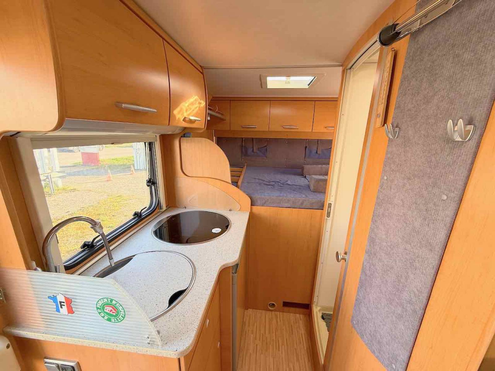 Camping-car Profilé Occasion, lit sur soute, pour deux, moins de 6 m, petit prix, Hymer Van 522, à Roques, proche de Toulouse (31)