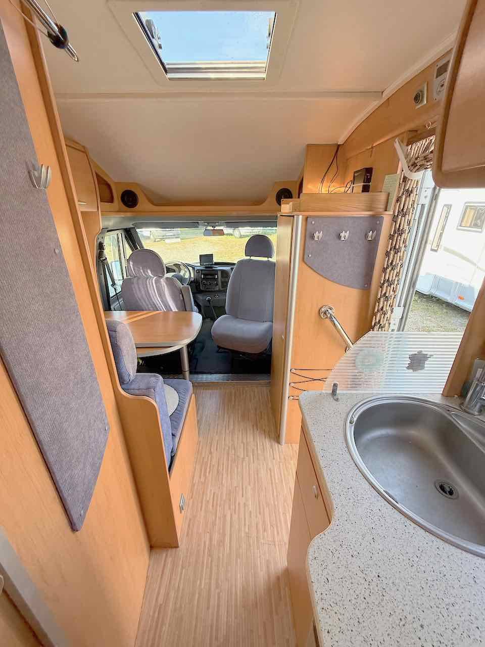 Camping-car Profilé Occasion, lit sur soute, pour deux, moins de 7 m, la taille d'un fourgon, petit prix, Hymer Van 522, chez Vacances et loisirs, spécialiste du camping-car d'occasion à Roques, proche de Toulouse (31)