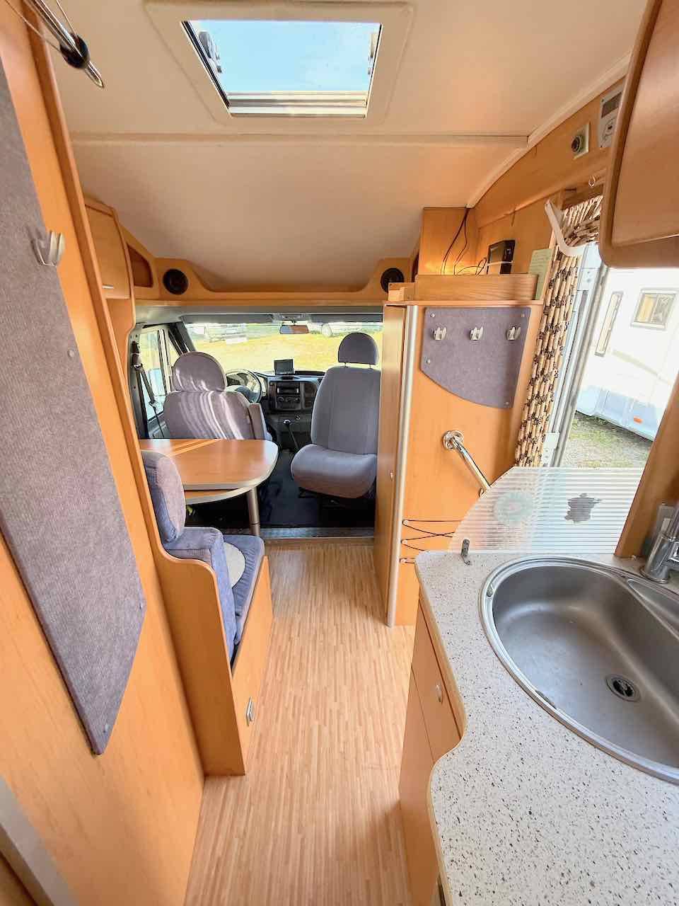 Camping-car Profilé Occasion, lit sur soute, pour deux, moins de 7 m, la taille d'un fourgon, petit prix, Hymer Van 522, chez Vacances et loisirs, spécialiste du camping-car d'occasion à Roques, proche de Toulouse (31)