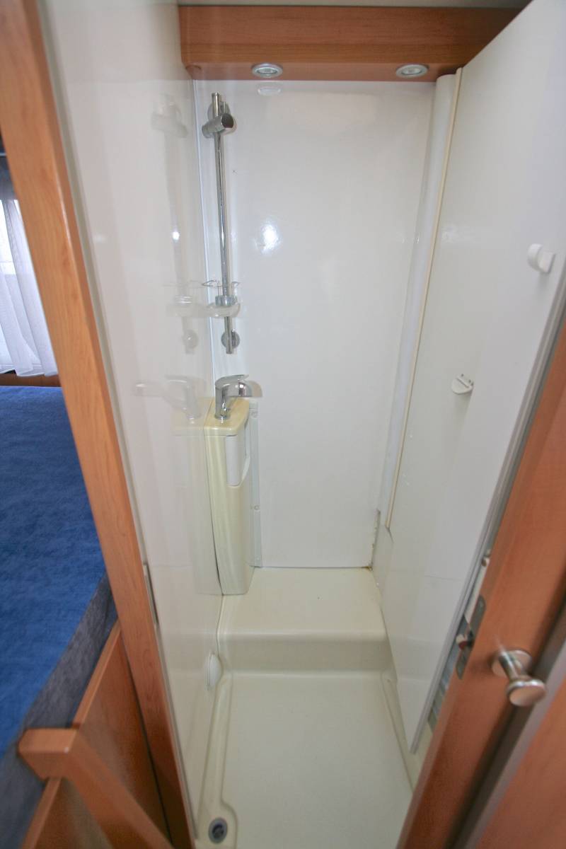 Camping-car Profilé Occasion, lit sur soute, pour deux, moins de 7 m, la taille d'un fourgon, petit prix, Hymer Van 522, chez Vacances et loisirs, spécialiste du camping-car d'occasion à Roques, proche de Toulouse (31)