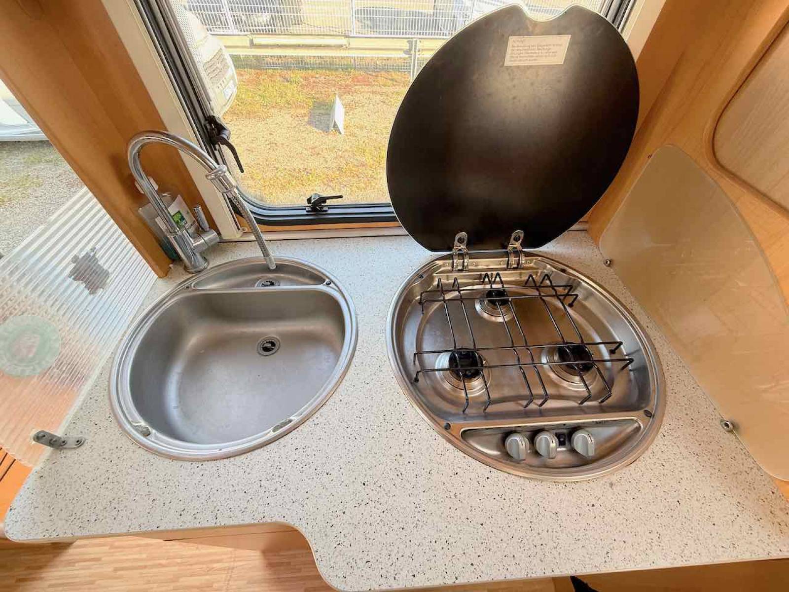 Achat Camping-car Profilé Occasion, lit sur soute, pour deux, moins de 7 m, la taille d'un fourgon, petit prix, Hymer Van 522, chez Vacances et loisirs, spécialiste du camping-car d'occasion à Roques, proche de Toulouse (31)