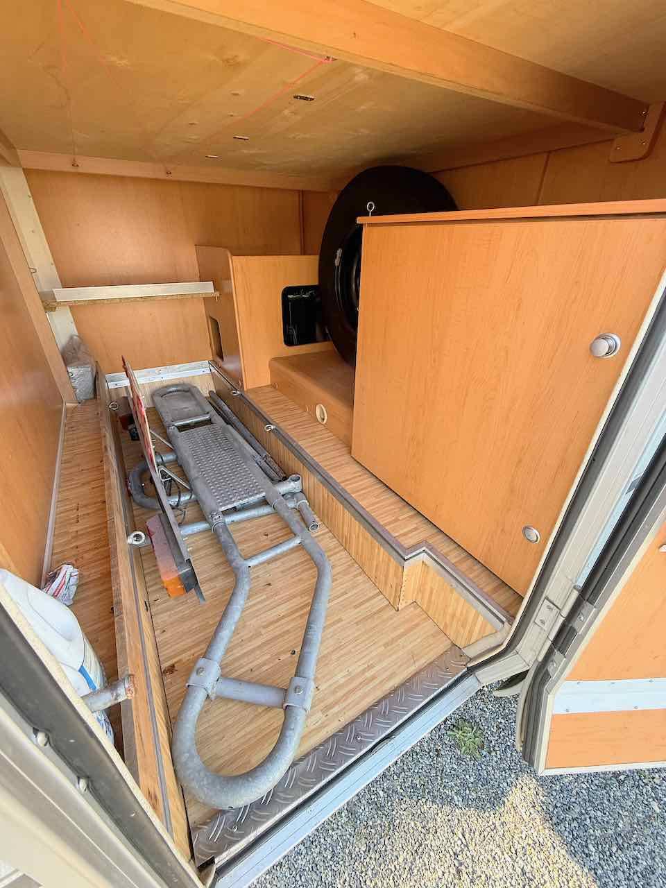 Achat Camping-car Profilé Occasion, lit sur soute, pour deux, moins de 7 m, la taille d'un fourgon, petit prix, Hymer Van 522, chez Vacances et loisirs, spécialiste du camping-car d'occasion à Roques, proche de Toulouse (31)