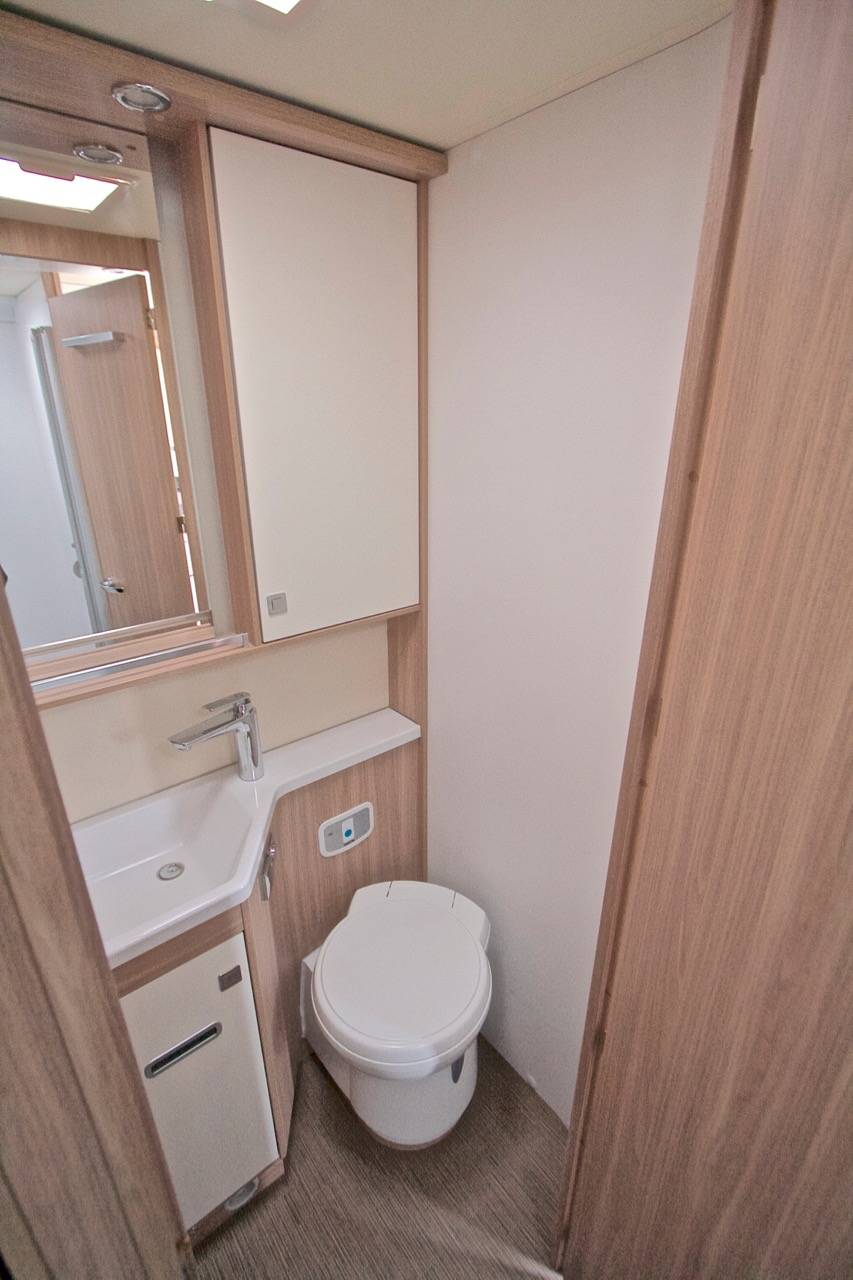 Camping-car intégral occasion salon face à face, 150 cv, Bürstner Ixeo 736, à Roques près Toulouse (31)