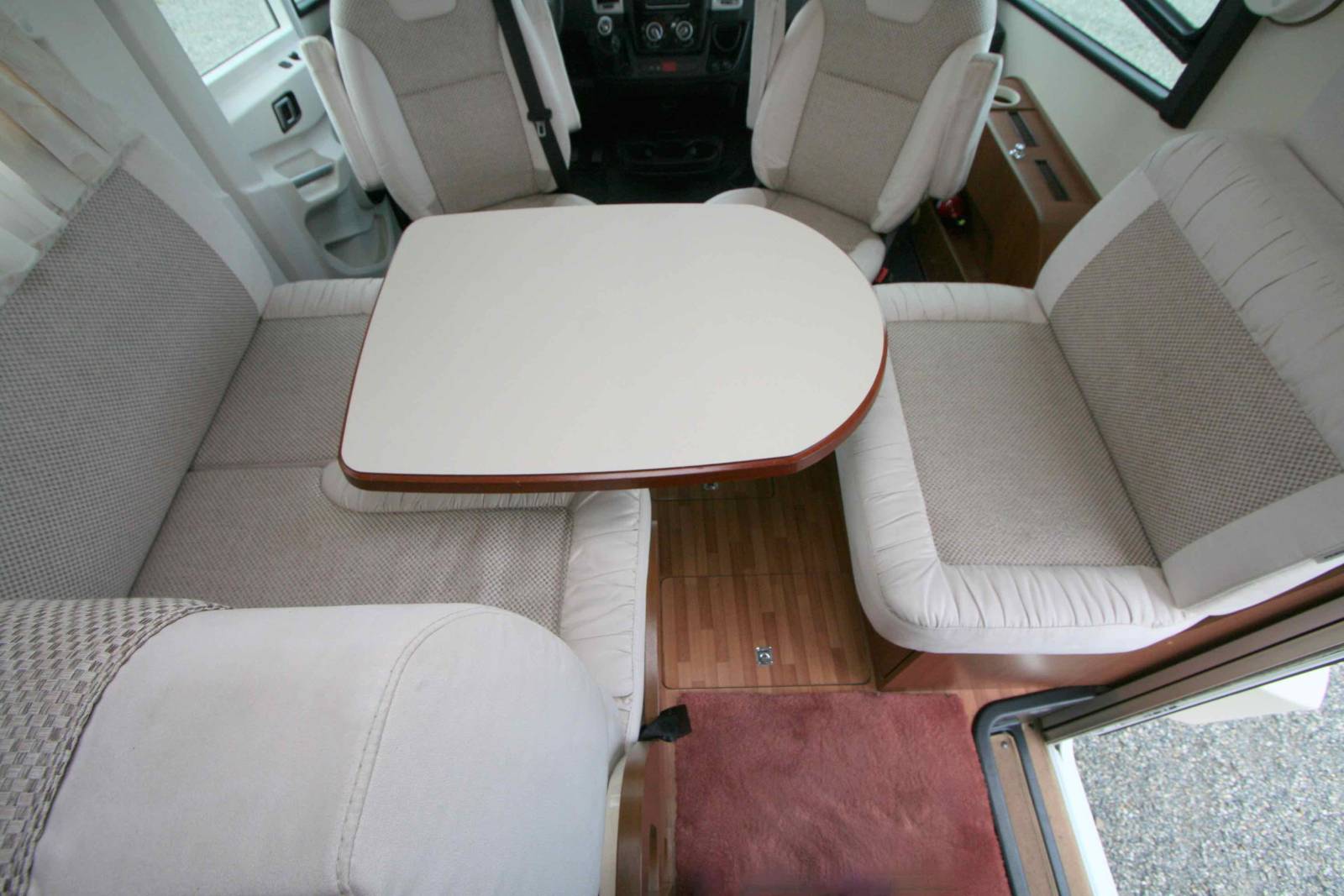 Chez Vacances et Loisirs, spécialiste du camping-car d'occasion, un nouveau camping-car intégral occasion, Lit central et de pavillon, un Autostar Passion I720 LC, à Roques proche de Toulouse (31)