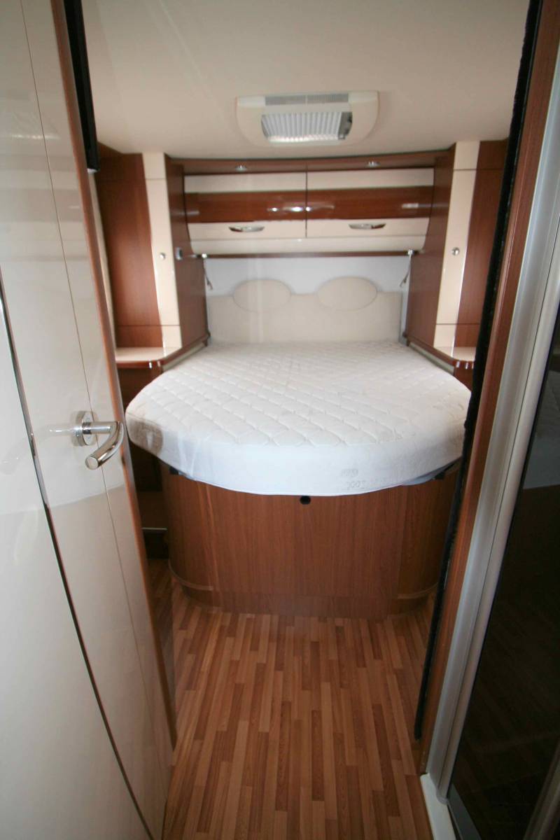 Chez Vacances et Loisirs, spécialiste du camping-car d'occasion, un nouveau camping-car intégral occasion, Lit central et de pavillon, un Autostar Passion I720 LC, à Roques proche de Toulouse (31)