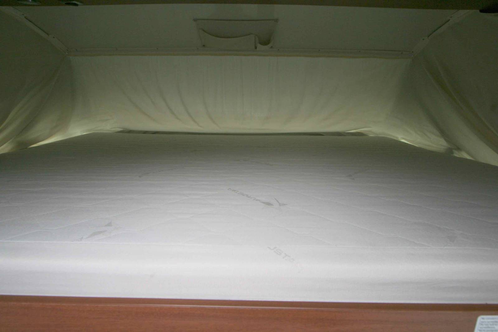 Chez Vacances et Loisirs, spécialiste du camping-car d'occasion, un nouveau camping-car intégral occasion, Lit central et de pavillon, un Autostar Passion I720 LC, à Roques proche de Toulouse (31)