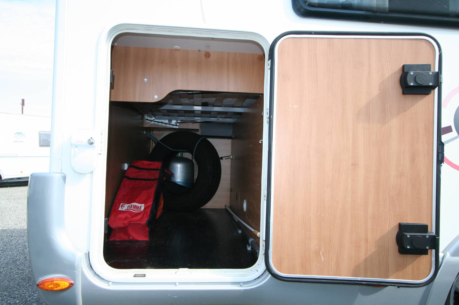 Achat Petit camping-car profilé d’occasion, lit central, 4 places, 4 couchages, Challenger Genesis 42, à Roques proche de Toulouse (31)