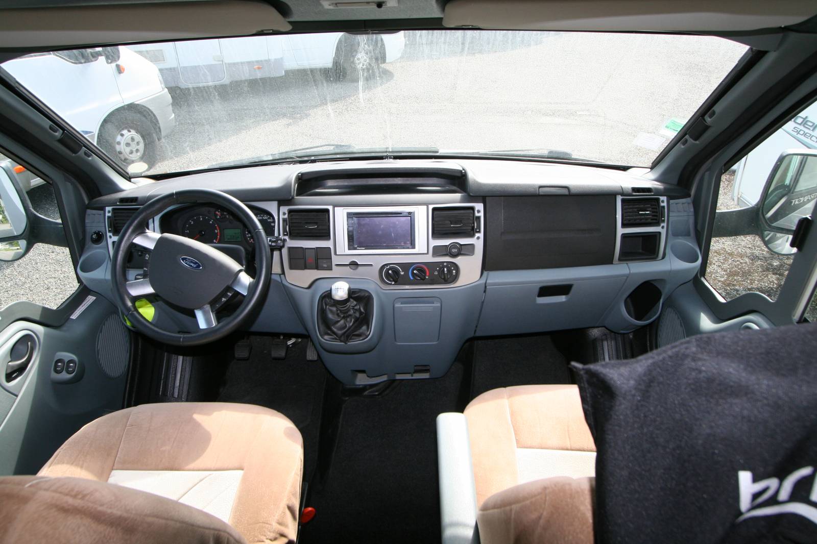 Achat Petit camping-car profilé d’occasion, lit central, 4 places, 4 couchages, Challenger Genesis 42, à Roques proche de Toulouse (31)