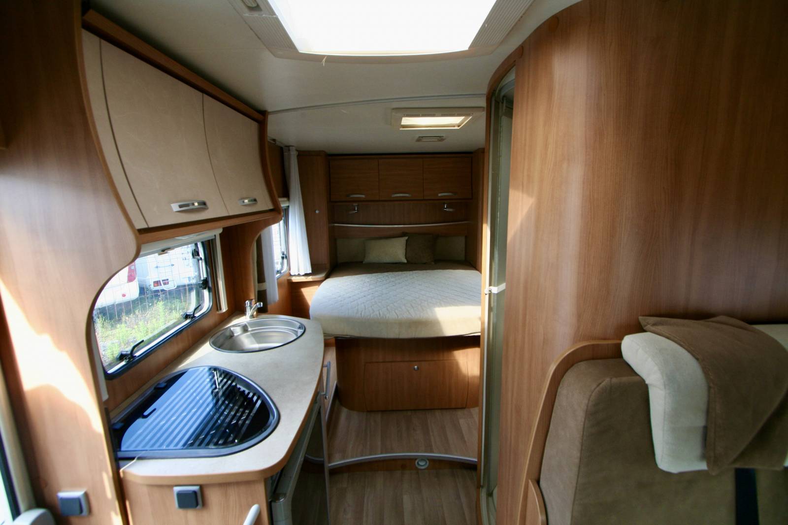 Petit camping-car profilé d’occasion, lit central, 4 places, 4 couchages, Challenger Genesis 42, à Roques proche de Toulouse (31)